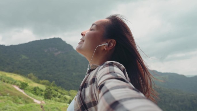 自由妇女欣赏壮丽景色