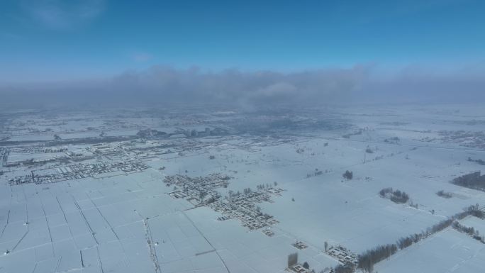 大雪覆盖下的农田