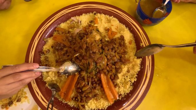 摩洛哥肉和蔬菜蒸粗麦粉