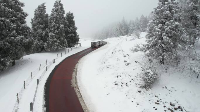 雪景中的小火车