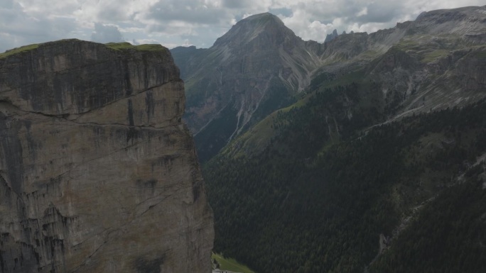 鸟瞰加迪纳山谷山脉，南蒂罗尔，特伦蒂诺，意大利。