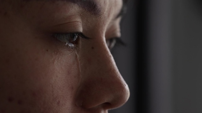 女人哭着，眼泪顺着她的脸流了下来。抑郁症。担心做出错误的决定，迫害他们，使用家庭暴力。