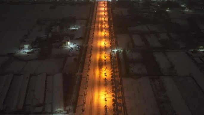 大雪下的村庄夜景