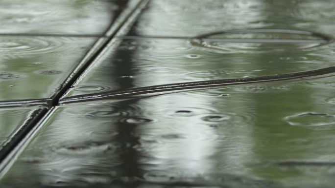 下雨古镇青石板地砖水滴石穿