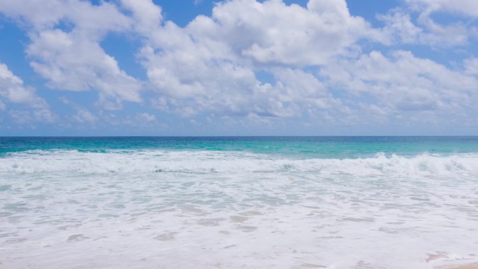 夏日艳阳天的海景自然视频景观