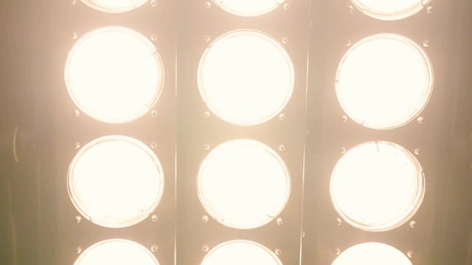 [Z02] -专业照明设备-从左到右拍摄-灯光开启和关闭-特写镜头