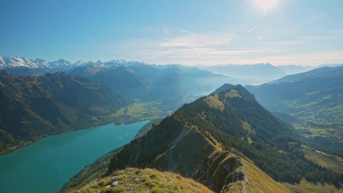 从瑞士山上看因特拉肯的风景