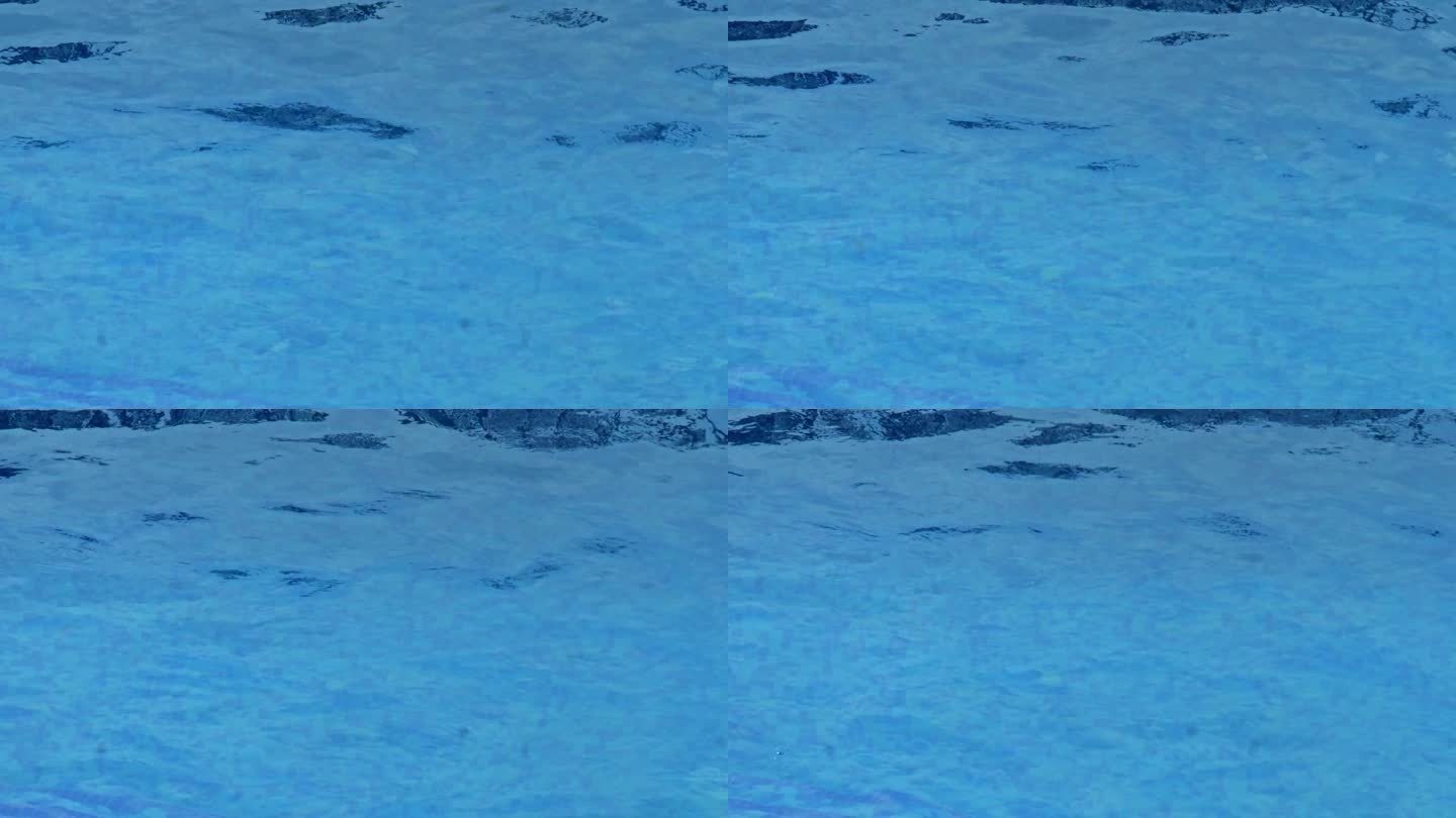 涟漪效应对池水反映蔚蓝的天空，与蓝色瓷砖瞥见通过折射。