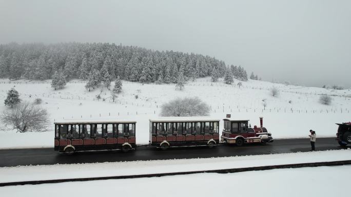 雪景中的小火车
