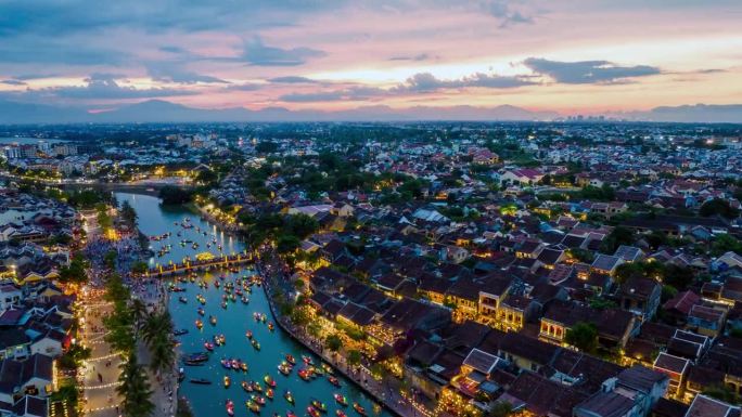 超延时，越南会安的延时鸟瞰图。这是一个受欢迎的旅游景点，五颜六色的灯笼船在河上航行。