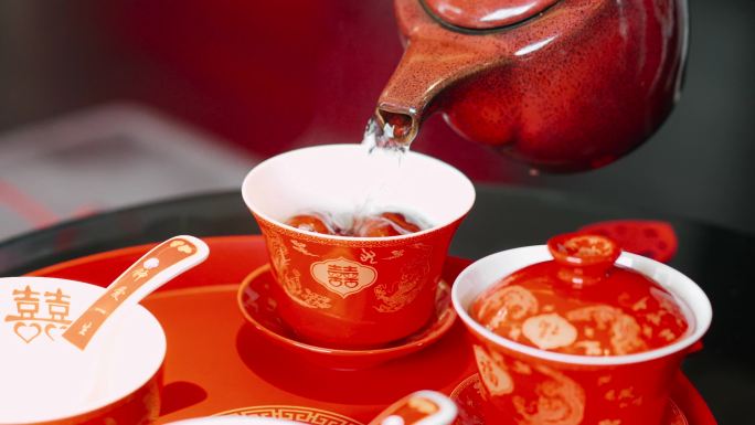 水壶茶水倒红色茶碗里红枣
