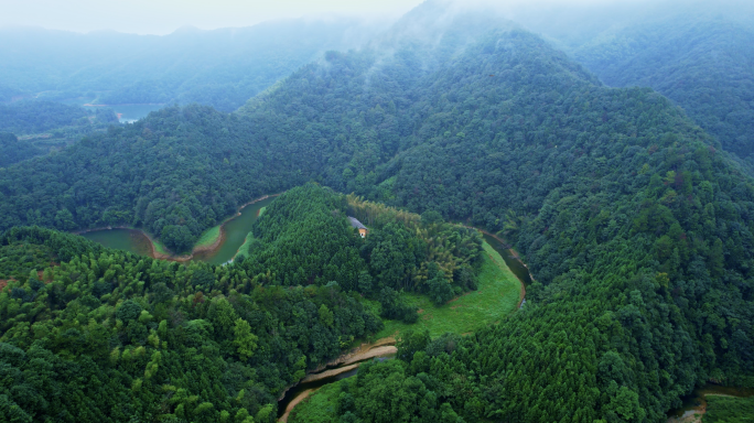 雨后大山云雾山涧村落