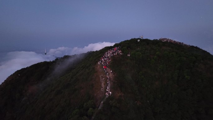 山顶看日出的人