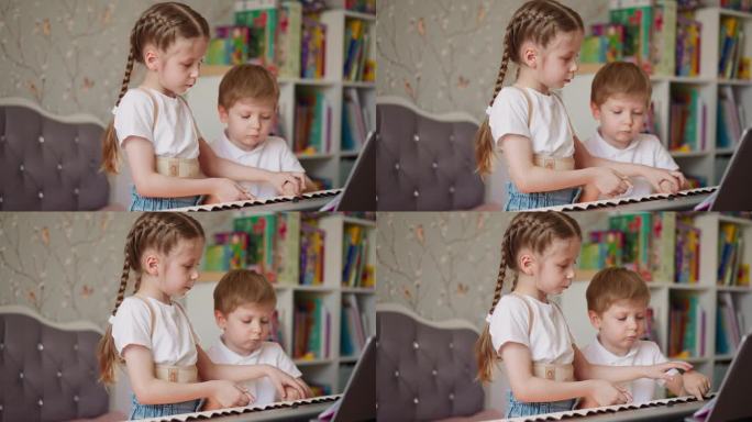 女孩牵着弟弟的手指在家里弹钢琴