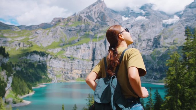 带着照片在湖边徒步旅行的女人