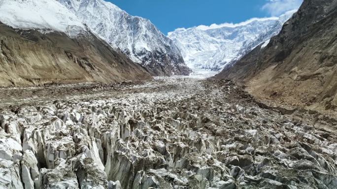 巴基斯坦北部纳加尔山谷的Hoper冰川的空中无人机视图