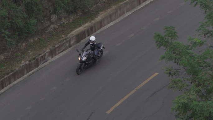 女骑士在山路里骑行摩托2