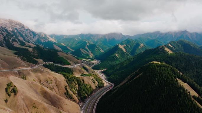 山谷中的高速公路