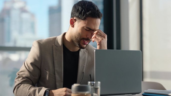 笔记本电脑，压力和商务人士头痛的办公室从税务，审计或不良反馈，审查或电子邮件。故障，404和愤怒的设