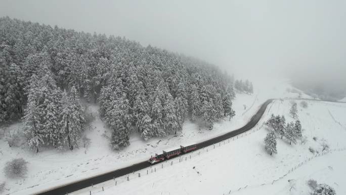 雪景中的火车