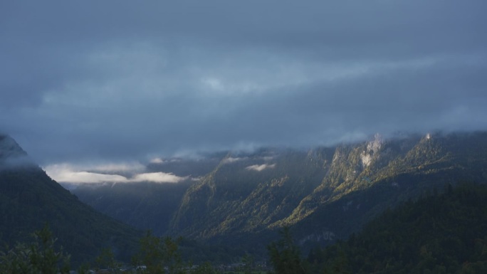 日落时白雪覆盖的瑞士阿尔卑斯山