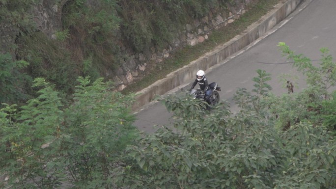 女骑士在山路里骑行摩托4