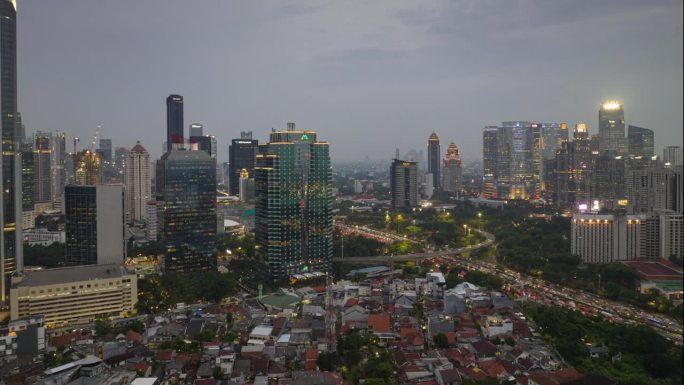 夜间照明雅加达市区交通街道航拍全景4k延时印尼