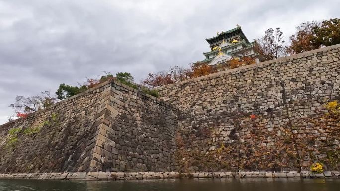 低角度的护城河与日本著名的大阪城相映。关于武士要塞