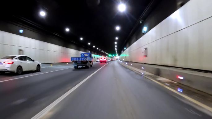 汽车行驶通过隧道