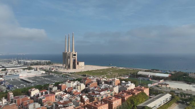 阳光明媚的日子巴塞罗那城市景观海湾热电站管道航拍全景4k西班牙