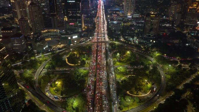 夜间照明雅加达市中心著名的交通街道道路立交航拍全景4k延时印尼