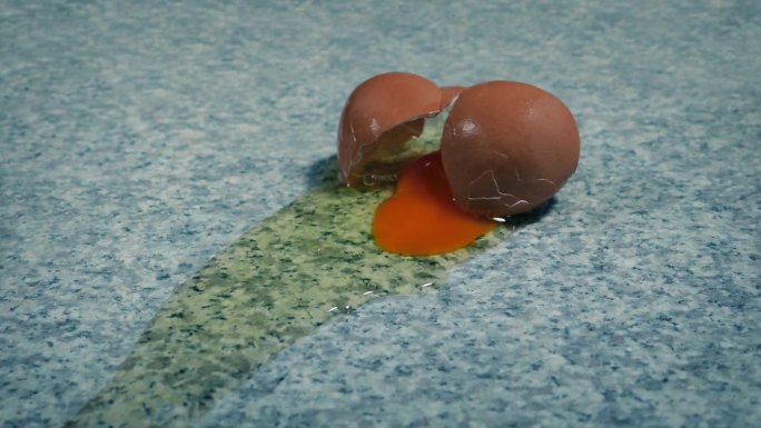 鸡蛋掉在厨房地板上摔破了