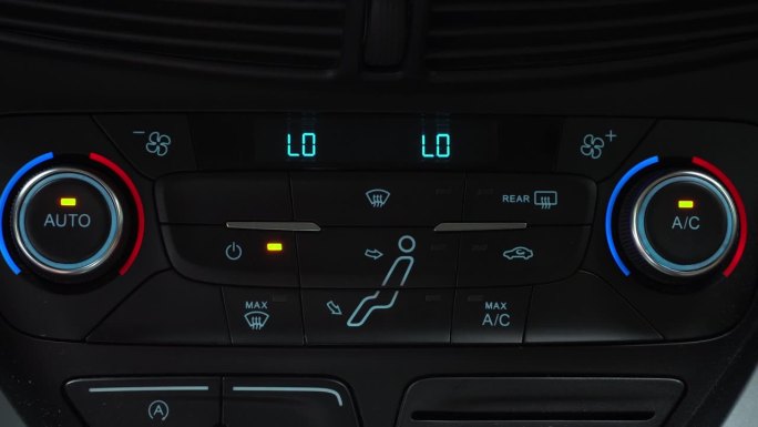 手指按下按钮关闭乘客舱空气再循环模式，车内两相气候控制