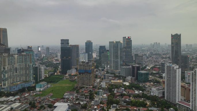 暮光照亮雅加达市中心区航拍全景4k延时印尼