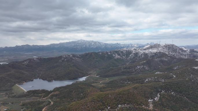 航拍威海市初村镇西岭西村丘陵群山水库雪山