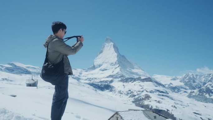 亚洲网红在瑞士雪山拍摄度假照片