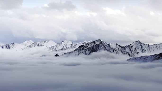 贡嘎雪山云海航拍