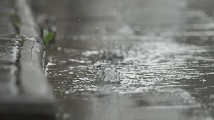 下雨水滴古镇马路牙子积水