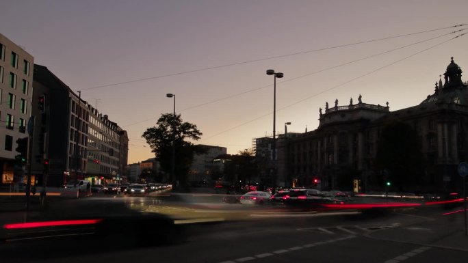 日落之夜照明慕尼黑市中心交通街道广场全景4k延时拍摄德国