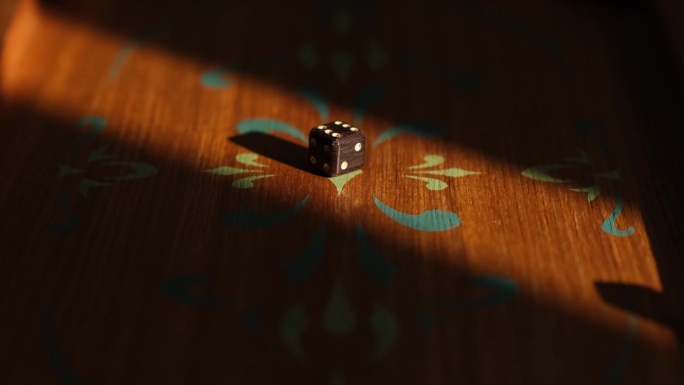 两个骰子落在木制双陆棋板上的特写。旋转立方体，选择性聚焦。娱乐赌博游戏概念。