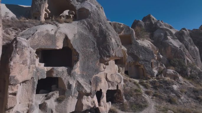 卡帕多西亚山谷中不寻常的岩石洞穴