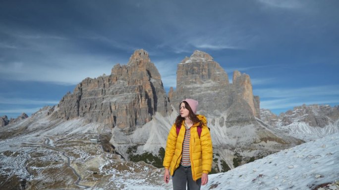 冬天在白雪覆盖的白云石徒步旅行的妇女