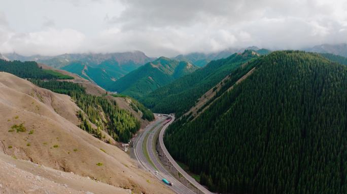 山谷中的高速公路