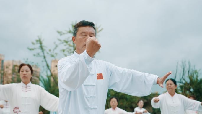 老年人打太极