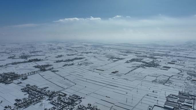 大雪覆盖下的农田
