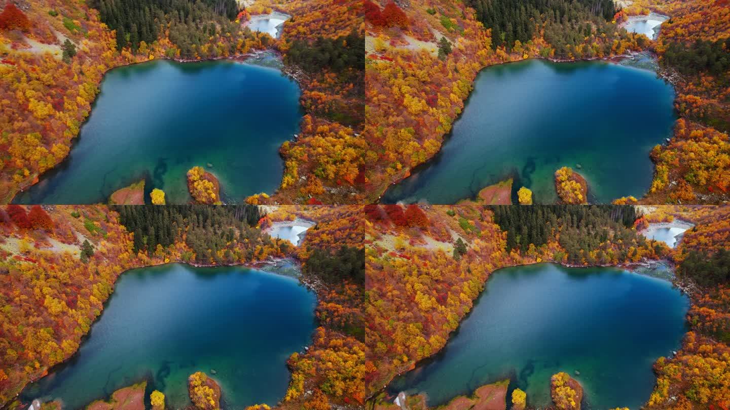秋日鸟瞰碧蓝清澈的湖水，秋日自然色彩斑斓