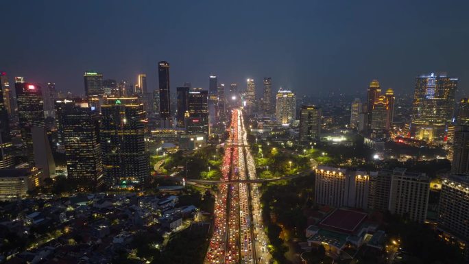 夜间照明市区雅加达城市交通街道道路航拍全景4k延时印尼