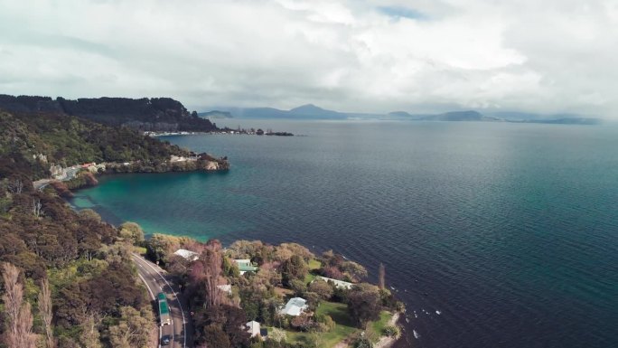 从无人机上鸟瞰陶波湖，新西兰