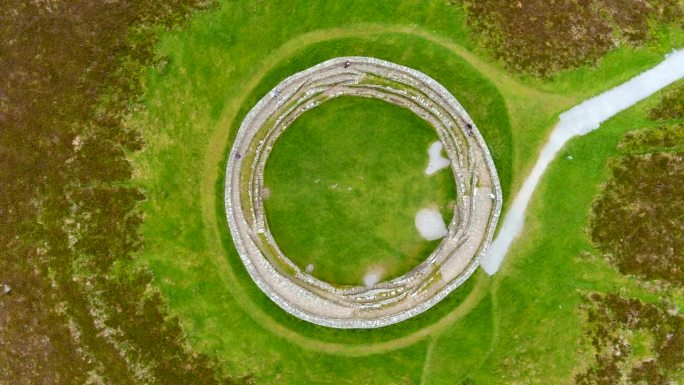 从空中俯瞰Aileach的Grianan，古老的干石环堡，史前建筑群的一部分，位于爱尔兰多尼戈尔郡I