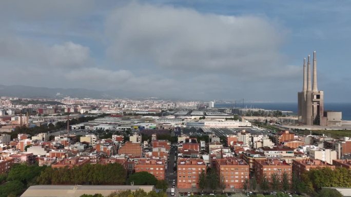 阳光明媚的日子巴塞罗那市著名的工业区海湾航拍全景4k西班牙
